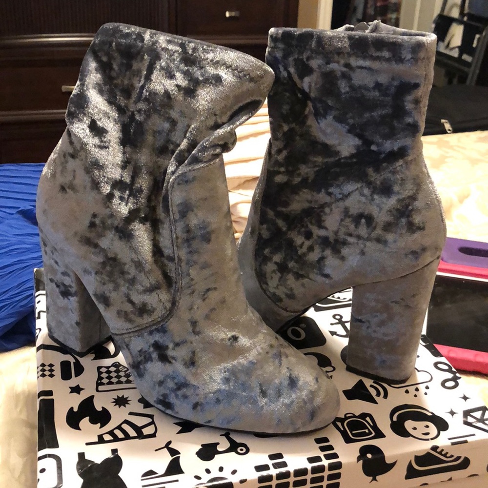 Bamboo grey velvet booties size 7.5